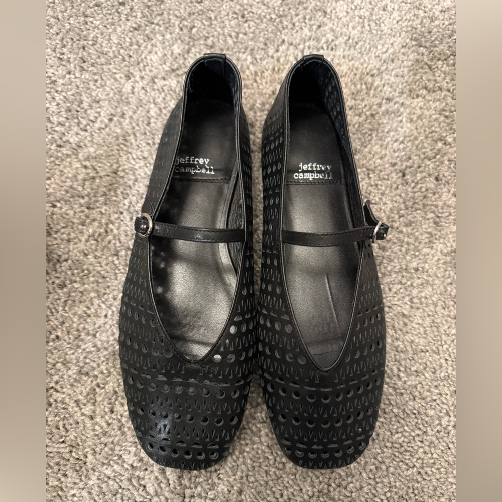 Jeffrey Campbell Khloe Perforated Square
Toe Flat -Size 5.5